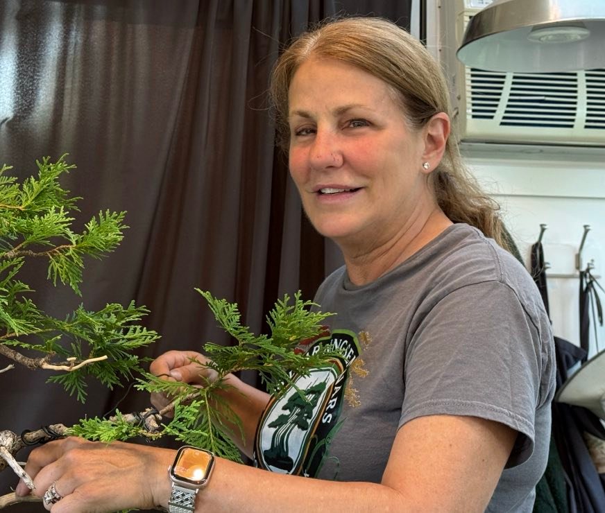 Karen Harkaway wiring a juniper branch during her seminar.